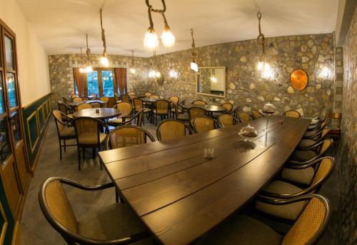 Monódhrion的住宿－Farma Sarli，餐厅设有一张大型木桌和椅子