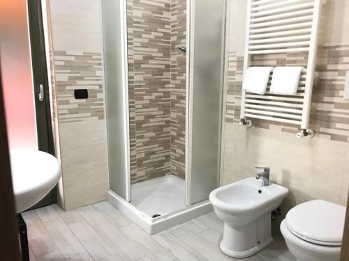 ein Bad mit einer Dusche, einem WC und einem Waschbecken in der Unterkunft Mini suites in Aprilia