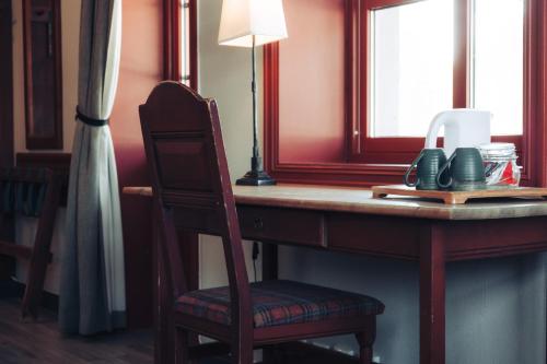a wooden desk with a chair and a mirror at Hunderfossen Hotel & Resort in Hafjell