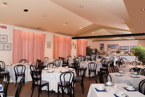 Reštaurácia alebo iné gastronomické zariadenie v ubytovaní Balletti Palace Hotel