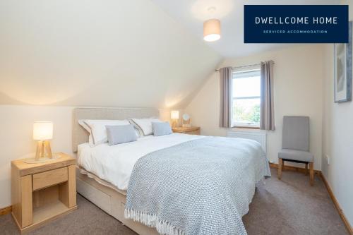 um quarto com uma grande cama branca e uma janela em Dwellcome Home Ltd 5 Bed 3 Bath Aberdeen House - see our site for assurance em Aberdeen