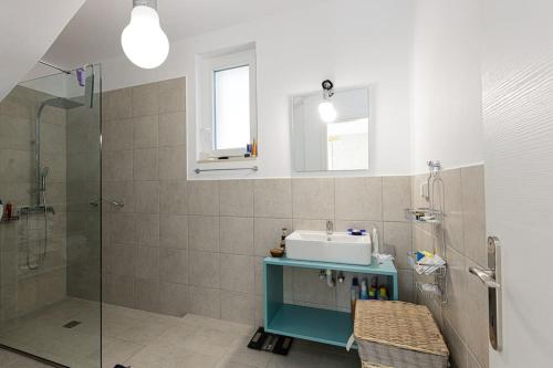 Agia Triada的住宿－Komfortvilla sensationeller Meerblick priv. Pool，一间带水槽和淋浴的浴室
