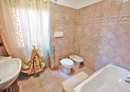 Un baño con bañera, inodoro y lavabo. en Le Maree Susanna, en Rio Marina