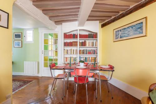 une salle à manger avec une table et des chaises rouges dans l'établissement Amandus, à Rouen