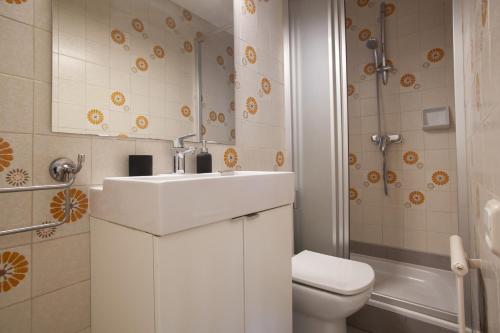 y baño con lavabo, aseo y ducha. en 73cop1034 - Spacious apartment with terrace en Barcelona