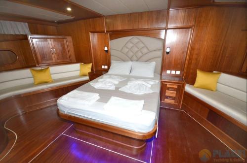 una cama en medio de un barco en yatch ltd., en Silivri