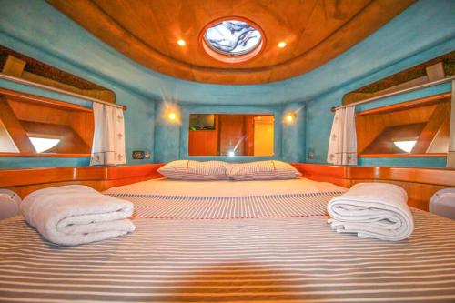 1 dormitorio con 2 camas en un barco en yatch ltd., en Silivri