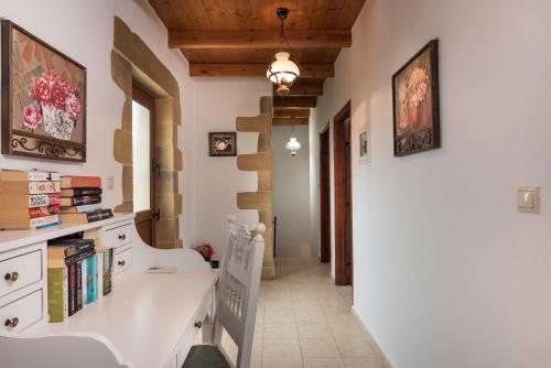 einen Flur mit einer weißen Treppe und einer Treppe in der Unterkunft Villa Gianna by PosarelliVillas in Fílippos