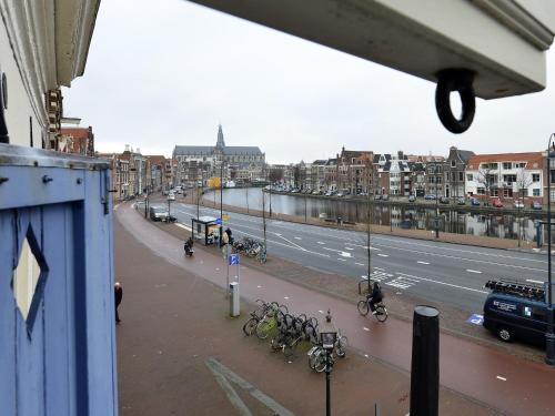 
a city street filled with lots of traffic at Turfhuys aan het Spaarne in Haarlem
