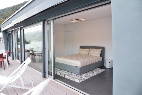 Postel nebo postele na pokoji v ubytování One Only Lake View Penthouse no01