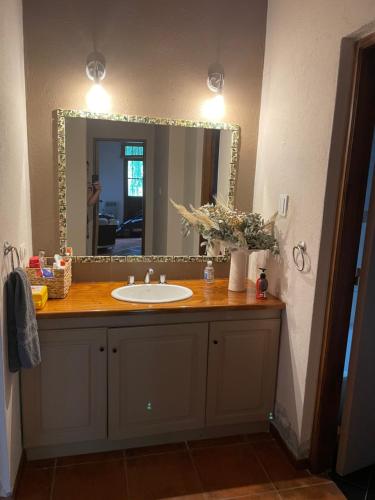 y baño con lavabo y espejo. en Habitación en casa estilo campo en Luján de Cuyo