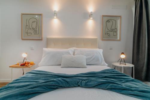 ein Schlafzimmer mit einem großen Bett mit einer blauen Decke in der Unterkunft The View House - Sesimbra in Sesimbra