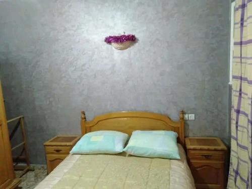 سرير أو أسرّة في غرفة في شقة مفروشة ومجهزة بمدينة أسفي بالطابق التاني للعائلات والأجانب