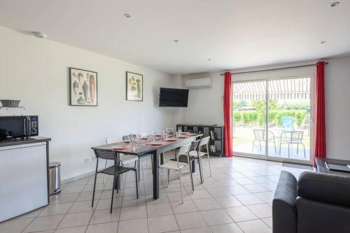 - une salle à manger avec une table et des chaises dans l'établissement La Résidence Les Grands Vignobles, à Libourne