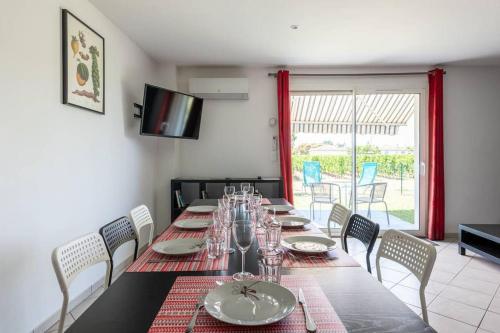 une salle à manger avec une grande table et des chaises dans l'établissement La Résidence Les Grands Vignobles, à Libourne