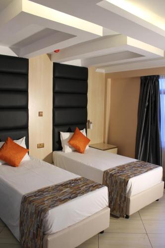 Postel nebo postele na pokoji v ubytování Airport Landing Hotel