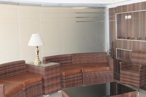 Χώρος καθιστικού στο Airport Landing Hotel