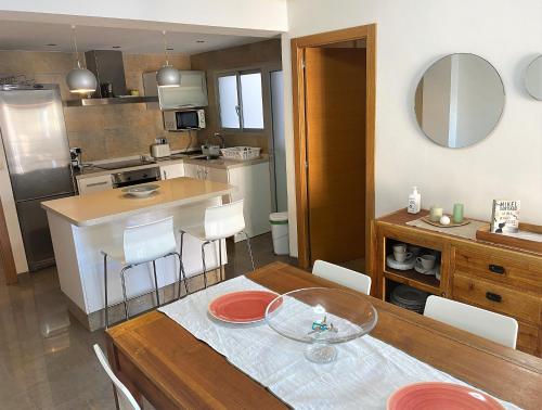 eine Küche und ein Esszimmer mit einem Tisch und einem Esszimmer in der Unterkunft Renovated Apartment Steps Away from the Beach in Cullera