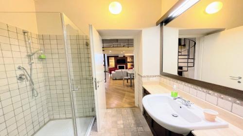 La salle de bains est pourvue d'un lavabo, d'une douche et d'un miroir. dans l'établissement Terrazza Duomo With Spectacular Views La Posterna, 5 mins walk no02, à Spolète