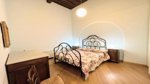 um quarto com uma cama e uma cabeceira em ferro forjado em Terrazza Duomo With Spectacular Views La Posterna, 5 mins walk no02 em Spoleto