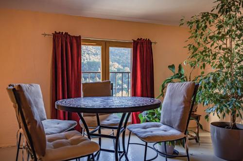 Χώρος καθιστικού στο Sundrenched Relais de Poste in Serdinya