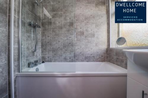 Koupelna v ubytování Free Driveway Parking, Fast WIFI, Ideal for long term contractor, etc stays - Dwellcome Home Ltd 3 Bedroom Boldon House - see our site for assurance