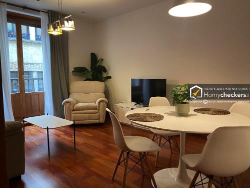 a living room with a white table and chairs at HomyAT PRIOR ORUS in Salamanca
