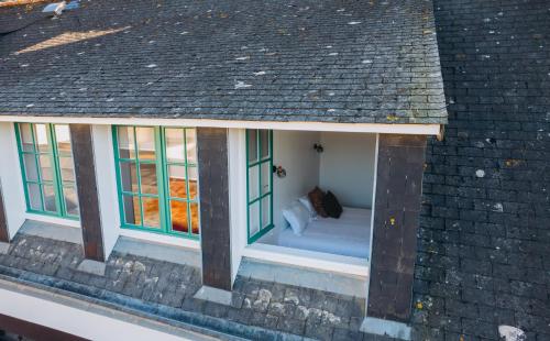 a bed in a window of a house at Bigouden Makers in Pont-lʼAbbé