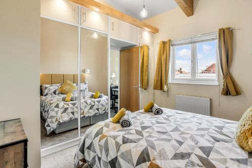 a bedroom with a bed and a window at Central Townhouse 2 Bedr W Fully Equipped Kitchen Washing Machine & Parking- Ginger & Gold Ltd in Norwich
