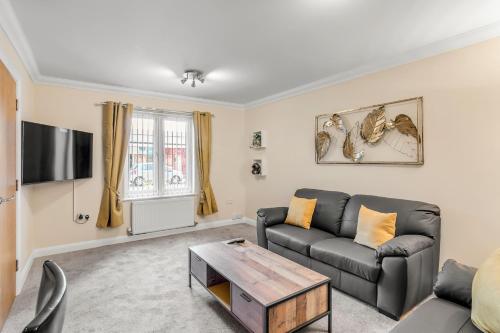 a living room with a couch and a table at Central Townhouse 2 Bedr W Fully Equipped Kitchen Washing Machine & Parking- Ginger & Gold Ltd in Norwich