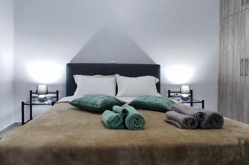 Una cama con mantas y almohadas. en Modern apartment in Itea, en Itea