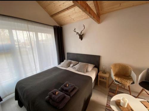 1 dormitorio con 1 cama con 2 toallas en Bed and Breakfast Heerenveen Centrum met Privé Sauna en Jacuzzi, en Heerenveen
