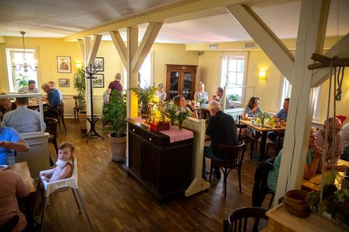 een groep mensen die aan tafel zitten in een restaurant bij Altstadtwohnung Kromers in Erfurt