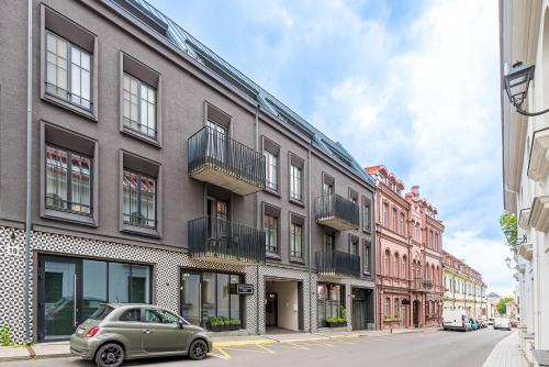 une voiture garée devant un bâtiment dans une rue dans l'établissement Subačiaus studio in OLD TOWN, à Vilnius