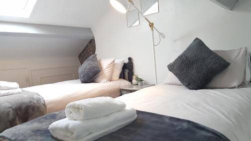 Ліжко або ліжка в номері Mill Cottage Modern Boutique Cosy Home in Lake District Village near Scafell