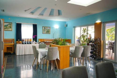 蘇科尚的住宿－貝爾維德酒店，一间带桌椅的用餐室