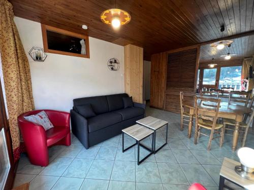 un salon avec un canapé et une table dans l'établissement ELAN 15 appartement 6 pers, centre village, à La Clusaz