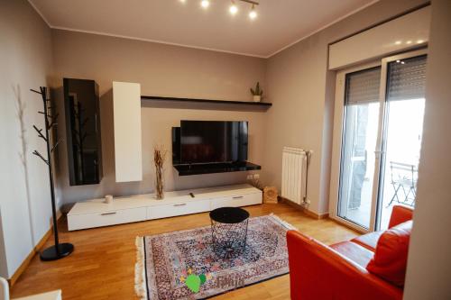 een woonkamer met een flatscreen-tv aan de muur bij Apuja - Apulian Experience in Bari