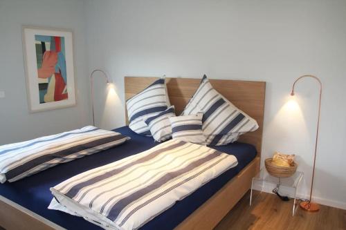 1 dormitorio con 1 cama con 2 almohadas en Ruheoase mit Bergblick im Zentrum Murnaus en Murnau am Staffelsee