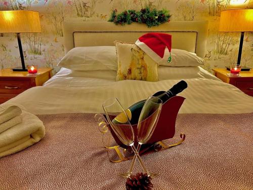 Royal Oak في كيسويك: زجاجة من النبيذ في عربة على السرير