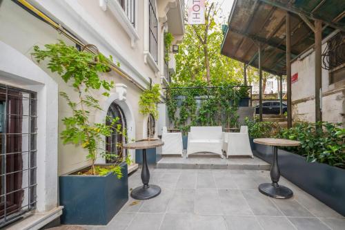 een binnenplaats met tafels en planten in een gebouw bij Juno Hotel Taksim in Istanbul