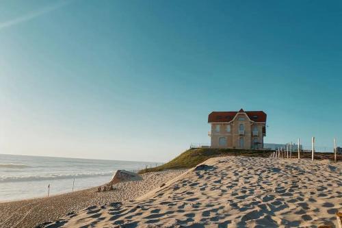 a house on the beach next to the ocean at Studio tout confort à deux pas de l'océan - Wifi in Biscarrosse