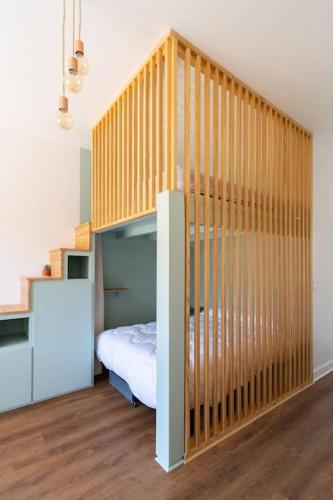 une chambre avec un lit superposé et un escalier dans l'établissement Studio tout confort à deux pas de l'océan - Wifi, à Biscarrosse