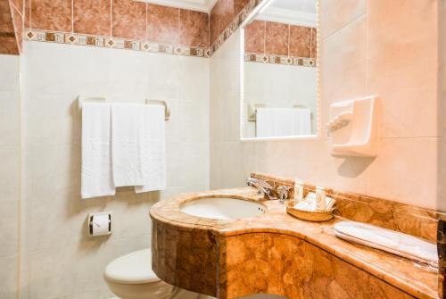 La salle de bains est pourvue d'un lavabo et de toilettes. dans l'établissement Hotel Majestic, à Barranquilla