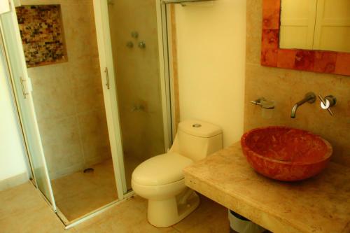 a bathroom with a toilet and a shower and a sink at Rodas villas contiguas para la vacación perfecta in San Bruno