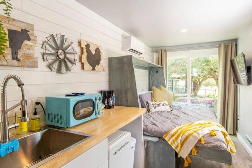 Dapur atau dapur kecil di The Container Retreat @ 290 Wine Trail #7 Groups welcome!
