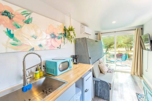 Dapur atau dapur kecil di The Container Retreat @ 290 Wine Trail #7 Groups welcome!