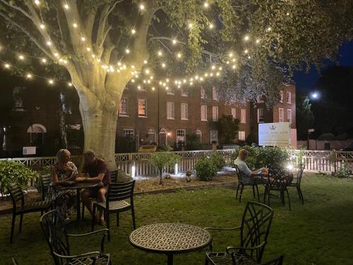 Κήπος έξω από το The Royal Adelaide Hotel