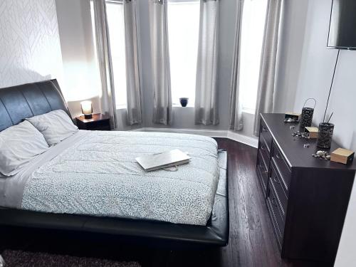 Un dormitorio con una cama y un escritorio con un libro. en Simplified Living Space, en Chicago