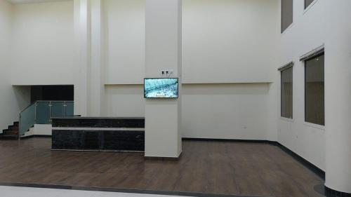 a room with a television in the middle of it at قصر اباهي للوحدات السكنية in Al Jubail